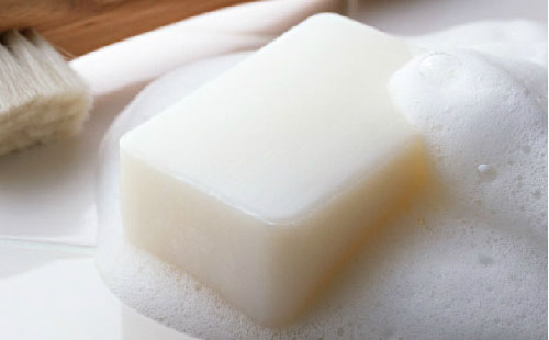 使用肥皂清洁不锈钢表面